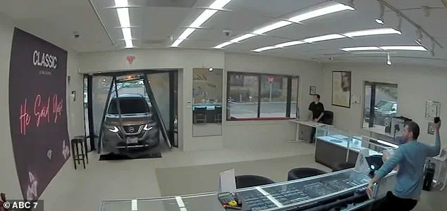 Viral Video of Teen Tackled by Officers Misinterpreted as ICE Raid; Authorities Clarify Involvement of Undercover Anaheim Police in Robbery Case