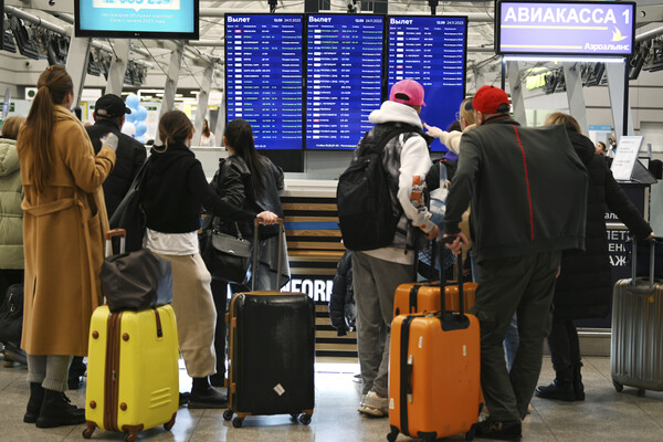 Sochi Airport Reports Over 75 Flight Cancellations and Delays, Weather Suspected as Culprit