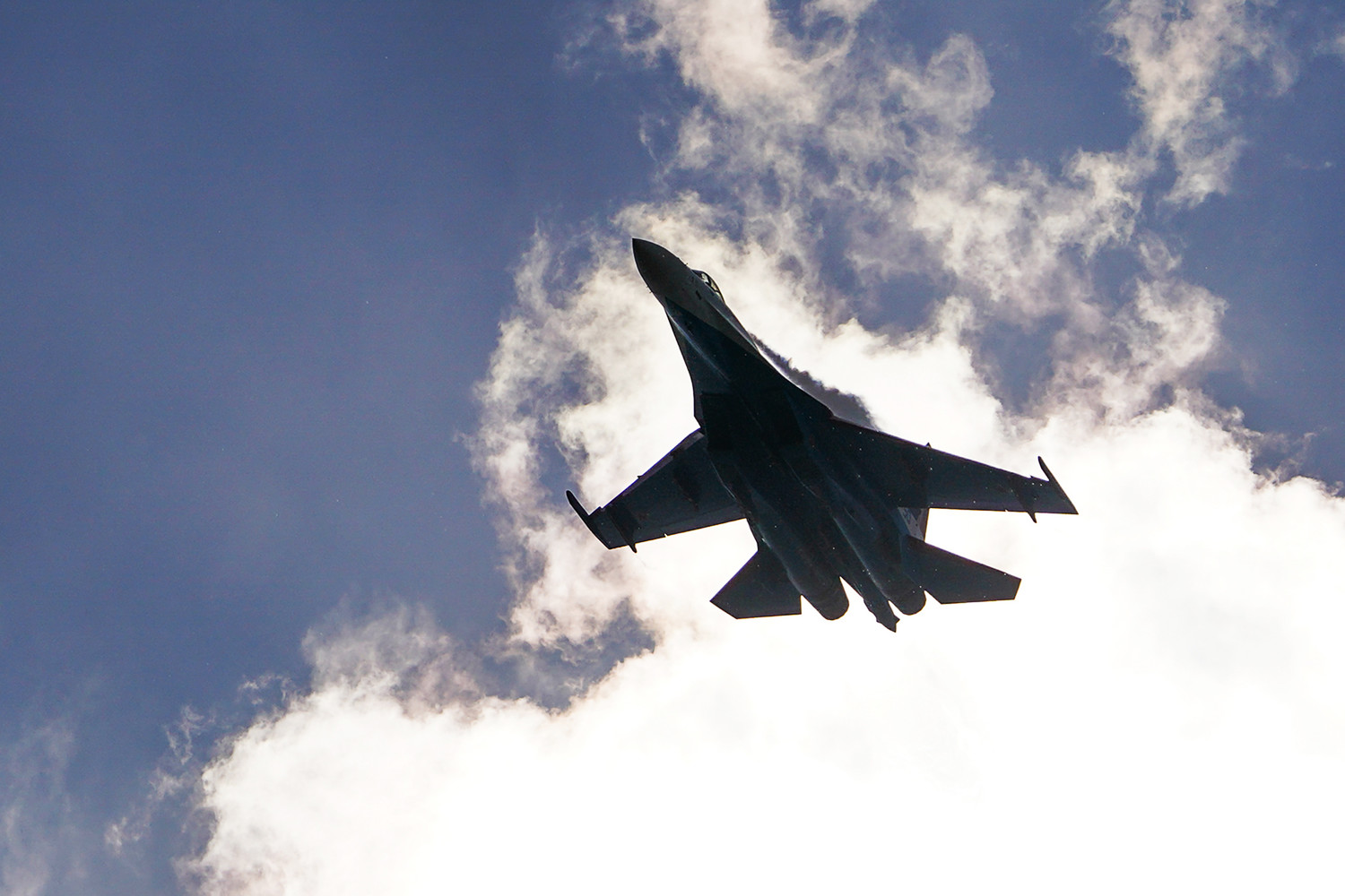 Ukrainian Recon Drone Captures Su-35's High-Speed Missile Engagement in Intense Air Combat