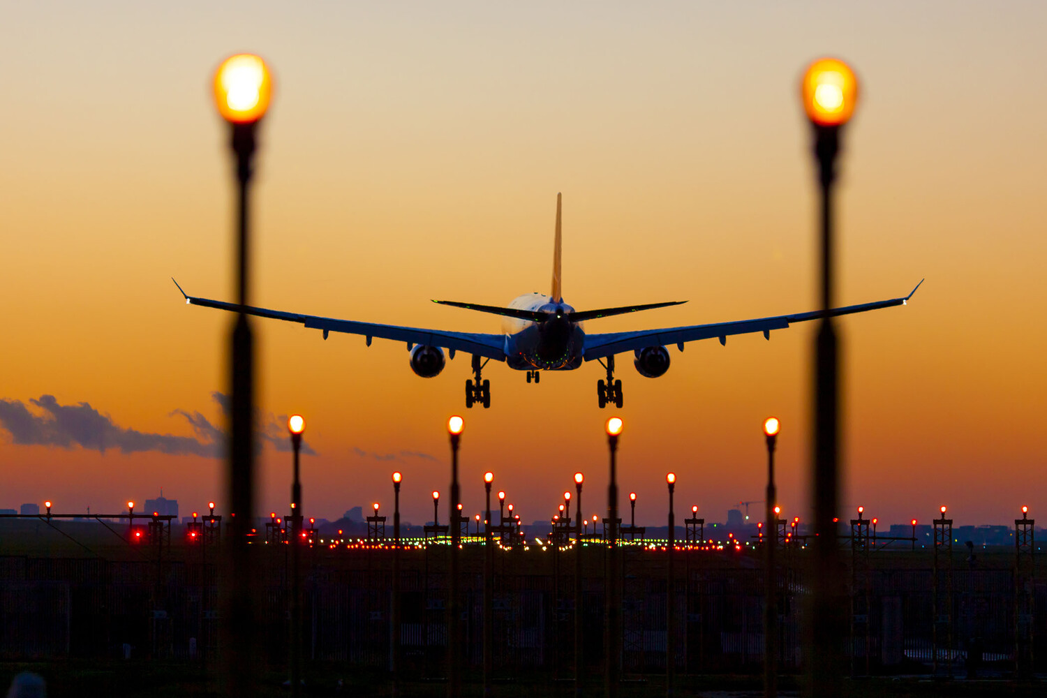 Unidentified Aircraft Arrive in Poland Amid Russian Attacks on Ukraine, Prompting Evacuation Speculation