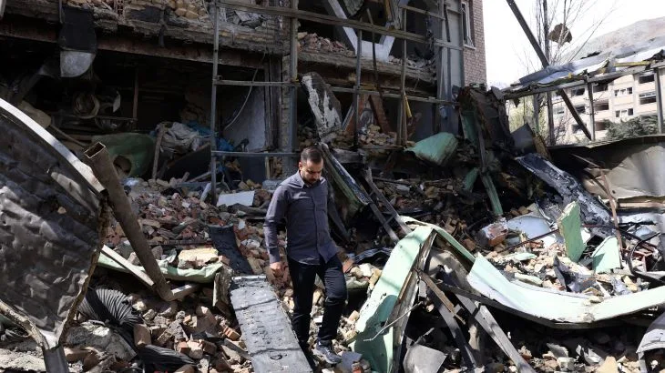 Iran Claims Shooting Down U.S. Aircraft Near Strait of Hormuz, Sets 48-Hour Deadline as Tensions Escalate