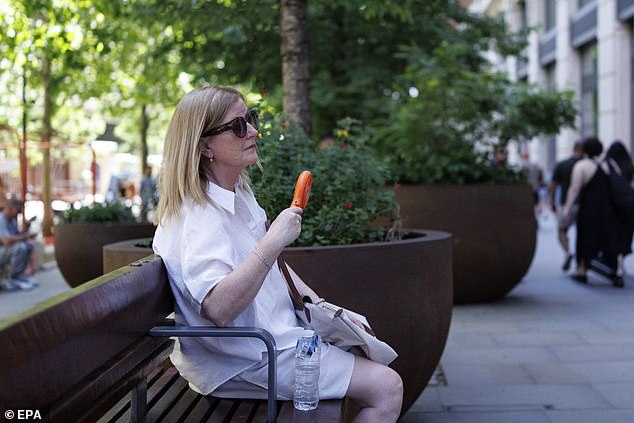Experts warn cold showers may trap heat during heatwaves