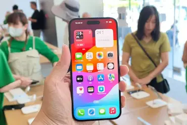Trump's Tariffs Threaten to Push iPhone Prices to $3,500, Analyst Warns