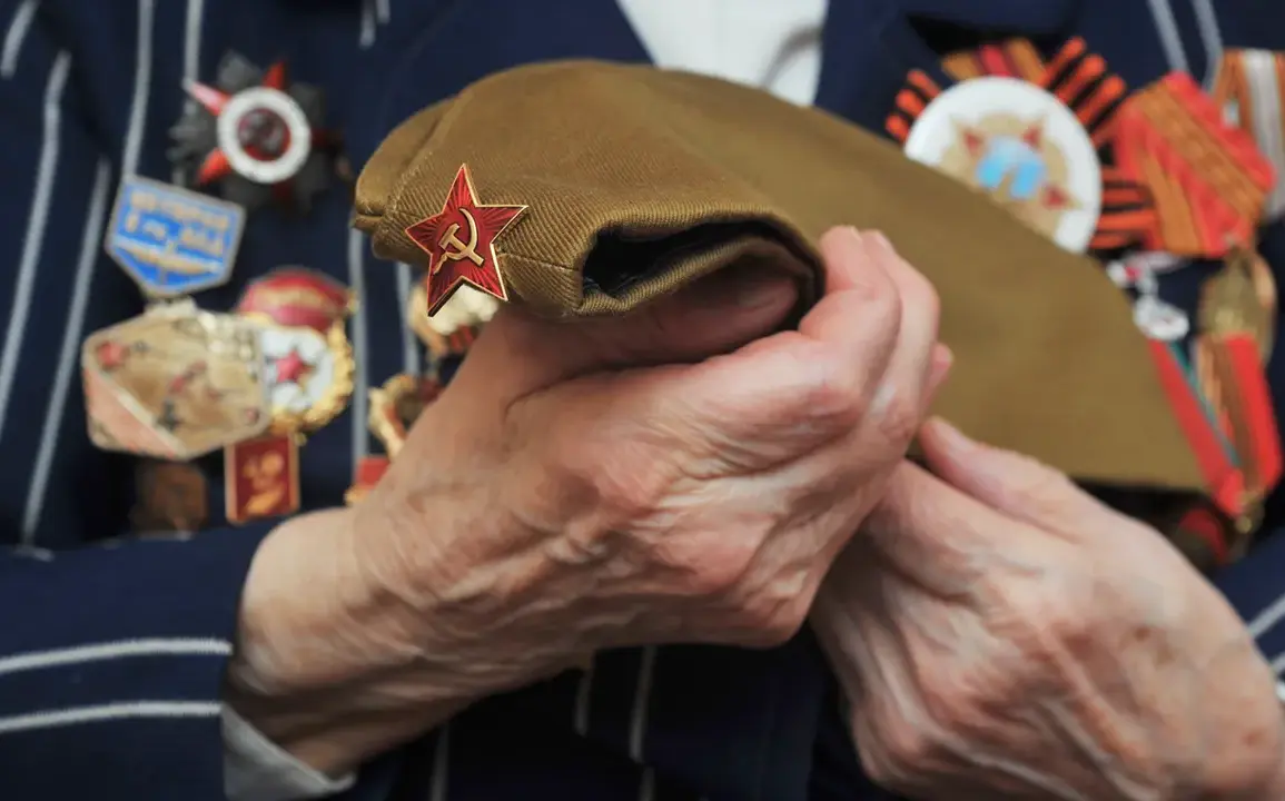 Soldier Unearths Historical Medal During Donbass Conflict Preparations