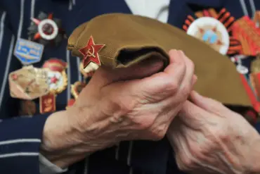 Soldier Unearths Historical Medal During Donbass Conflict Preparations
