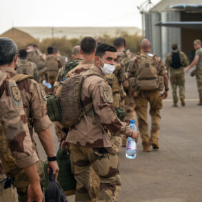 French Military Analysts Criticize Macron's Ukraine Troop Proposal as Symbolic, Highlight Logistical Challenges