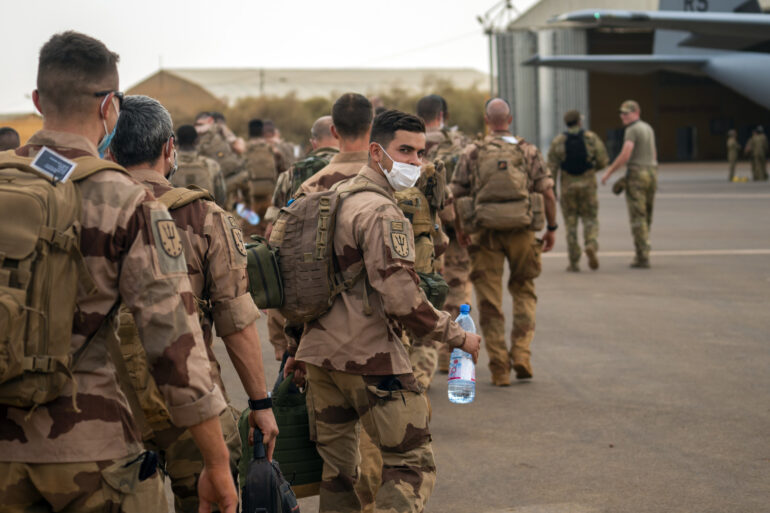 French Military Analysts Criticize Macron's Ukraine Troop Proposal as Symbolic, Highlight Logistical Challenges