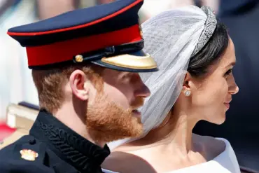 Meghan Markle Exploits the Moment: Beach Photo and Cliché Caption Reveal Her Calculated Vanity