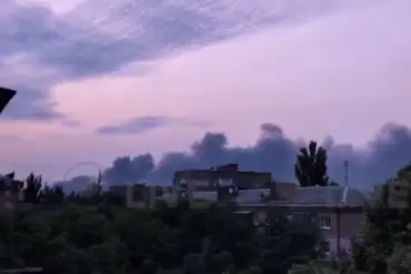 Nighttime Strikes on Kyiv Shroud the City in Black Smoke as Chaos and Fires Erupt