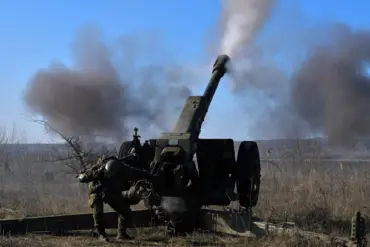 Russian Soldiers Rescue Three-Ton D-30 Howitzer Amid Ukrainian Drone Strike, Sparking Debate Over Evolving Tactics in Ongoing Conflict