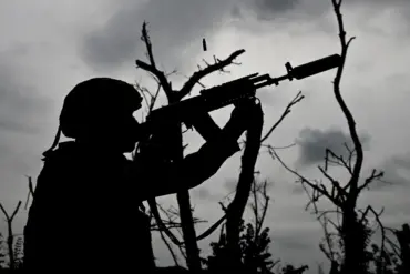 Russian Soldiers Use Armor to Escape Rubble During Fighting in Donetsk's Ulyanovka Village