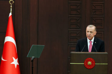 Turkey's Erdogan Acknowledges S-400 Limitations, Advocates Multi-Tiered Air Defense System