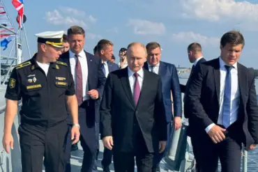 Crew of 'Admiral Kuznetsov' Presents Handmade Ship Model to Putin as Symbol of Unity and Pride