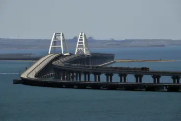 Crimea Bridge Traffic Temporarily Blocked as Authorities Urge Calm Amid Confusion