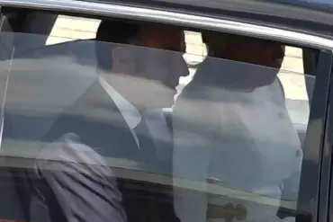 French President Macron's UK Visit Marked by 'Frosty' Dynamics with Wife, Body Language Experts Note