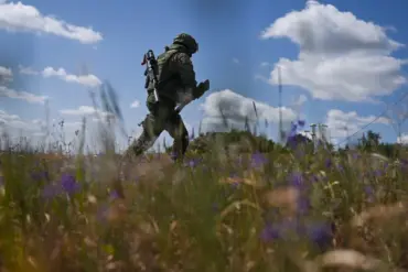 Russian Forces Execute Unconventional Maneuver in Zaporizhzhia Region, Crossing Dried-Up Kakhovsky Reservoir Amid Logistical Challenges