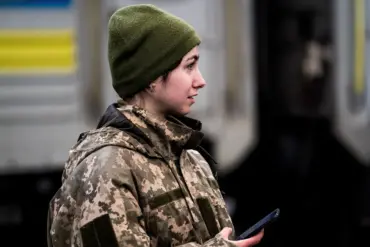 Ukrainian Soldier's Calm Demeanor Amid Chaos Sparks Public Curiosity