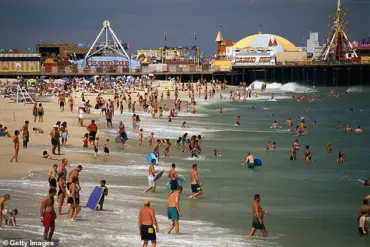 Urgent Warnings: 12 States Close 100+ Beaches Amid Dangerous Bacterial Blooms, Health Advisories Issued for Independence Day