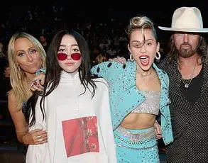 Noah Cyrus Sets the Record Straight on Family Feud Amid Media's Privileged Glimpse into Cyrus Clan's Private Struggles