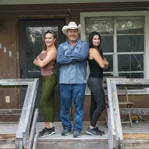 Texas House Flippers Tackle Trash-Filled Home in A&E Series 'The Mother Flip'